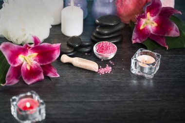 Aromaterapi kavramı. Mumlar, gevşeme için organik ilaç.