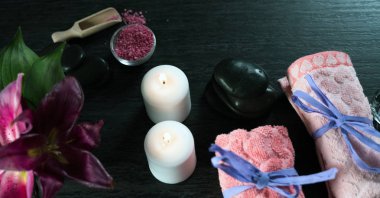 Aromaterapi kavramı. Mumlar, gevşeme için organik ilaç.