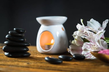 Aromaterapi kavramı. Mumlar, gevşeme için organik ilaç.