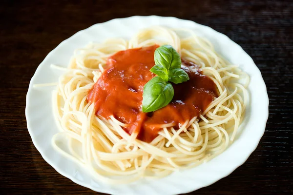 Massa Italiana Com Molho Tomate Folhas Manjericão — Fotografia de Stock