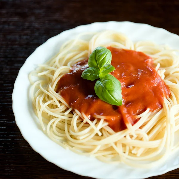 Massa Italiana Com Molho Tomate Folhas Manjericão — Fotografia de Stock