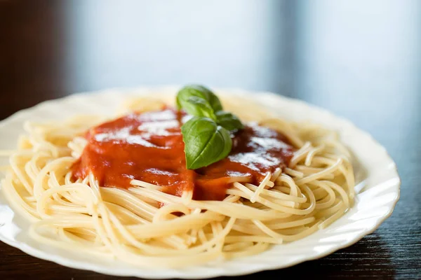 Massa Italiana Com Molho Tomate Folhas Manjericão — Fotografia de Stock