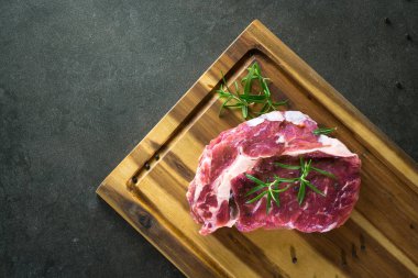 Çiğ biftek et baharatlar ile kara tahta üzerinde kapat