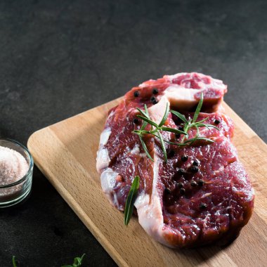 Çiğ biftek et baharatlar ile kara tahta üzerinde kapat