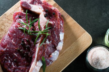 Çiğ biftek et baharatlar ile kara tahta üzerinde kapat