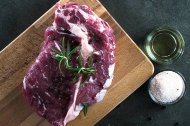 Çiğ biftek et baharatlar ile kara tahta üzerinde kapat