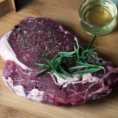 Çiğ biftek et baharatlar ile kara tahta üzerinde kapat