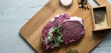 Çiğ biftek et baharatlar ile kara tahta üzerinde kapat