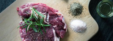 Çiğ biftek et baharatlar ile kara tahta üzerinde kapat