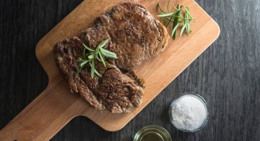 Kara tahta otlar ile iştah açıcı biftek