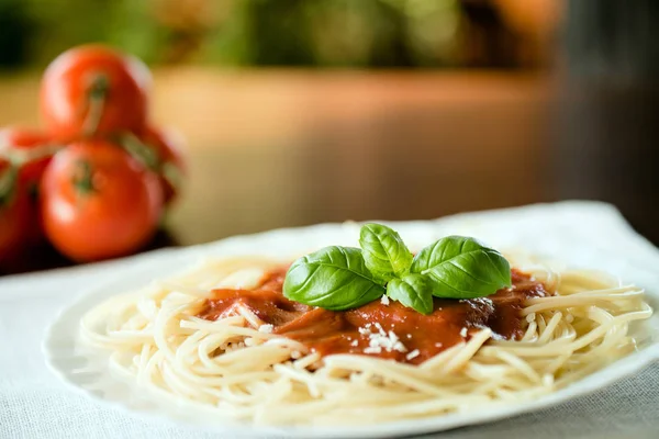 Włoski Makaron Sosem Pomidorowym Bazylią Pozostawia — Zdjęcie stockowe