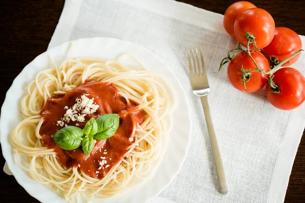 Massa Italiana Com Molho Tomate Folhas Manjericão — Fotografia de Stock