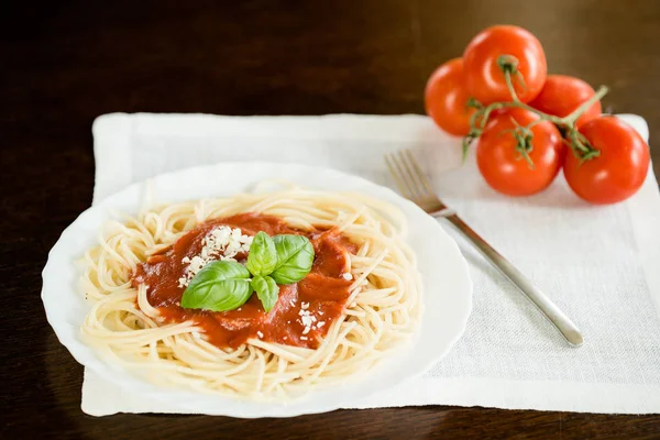 Massa Italiana Com Molho Tomate Folhas Manjericão — Fotografia de Stock