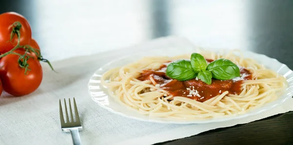 Massa Italiana Com Molho Tomate Folhas Manjericão — Fotografia de Stock