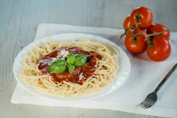 Massa Italiana Com Molho Tomate Folhas Manjericão — Fotografia de Stock