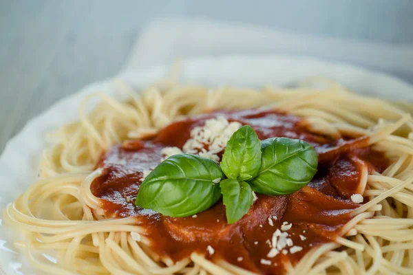Włoski Makaron Sosem Pomidorowym Bazylią Pozostawia — Zdjęcie stockowe