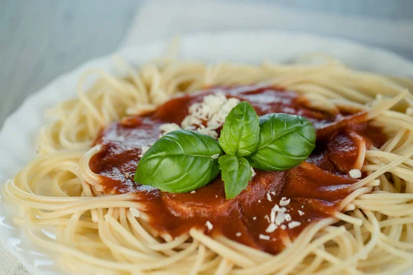 Massa Italiana Com Molho Tomate Folhas Manjericão — Fotografia de Stock