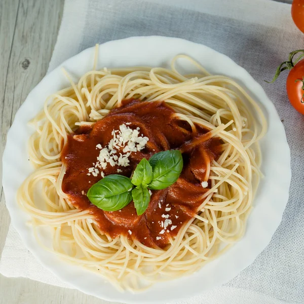 Italienische Pasta Mit Tomatensauce Und Basilikumblättern — Stockfoto