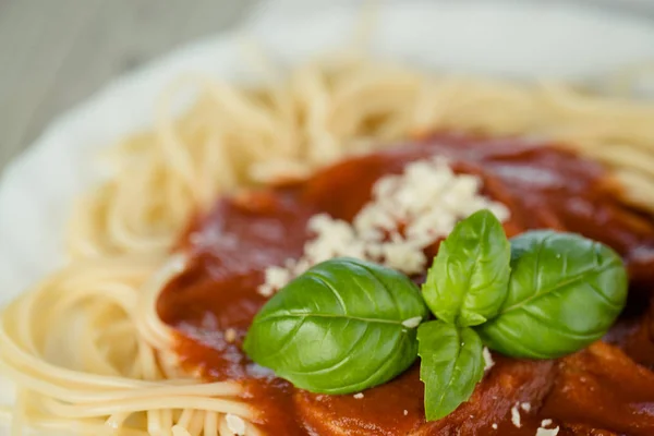 Massa Italiana Com Molho Tomate Folhas Manjericão — Fotografia de Stock