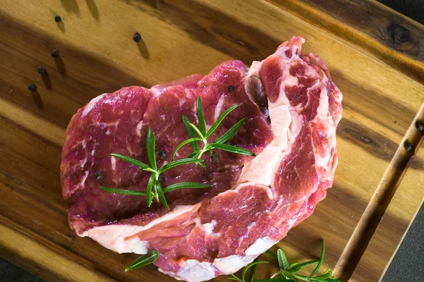 Bliska Stek Surowego Mięsa Tablicy Przyprawami — Zdjęcie stockowe