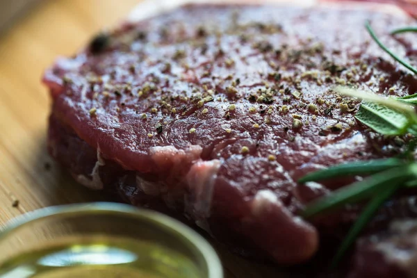 Bliska Stek Surowego Mięsa Tablicy Przyprawami — Zdjęcie stockowe