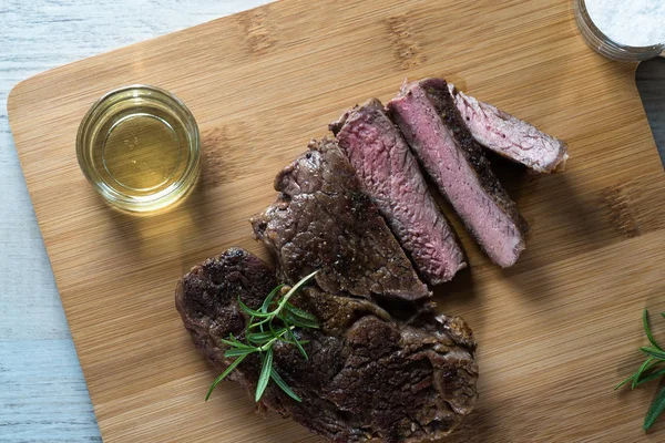 Chutný Steak Nakrájený Tabuli Bylinkami — Stock fotografie