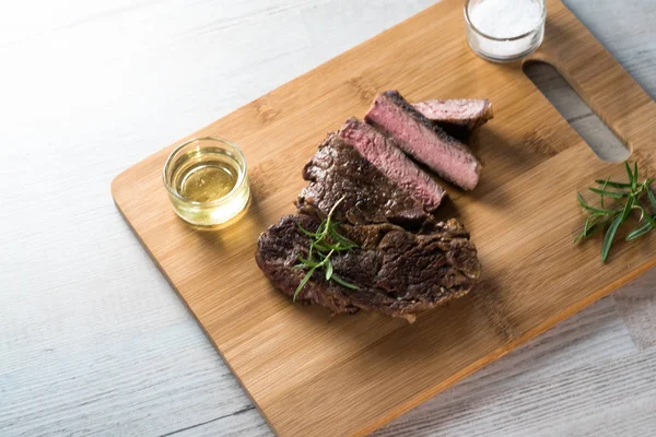 Appetitlich Geschnittenes Steak Auf Kreide Mit Kräutern Salz Und — Stockfoto
