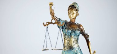 Bulanık arka plan üzerinde kör tanrıça Themis heykeli