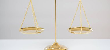 Bulanık arka planda izole edilmiş Themis ölçekleri