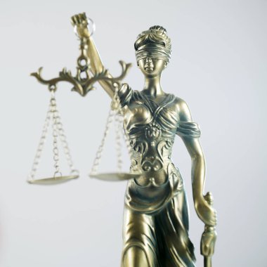 Bulanık arka plan üzerinde kör tanrıça Themis heykeli