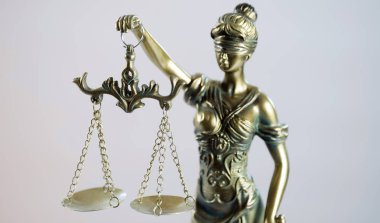 Bulanık arka plan üzerinde kör tanrıça Themis heykeli