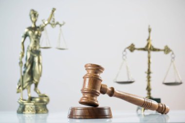 Bulanık arka planda büyük hakimin ahşap tokonu
