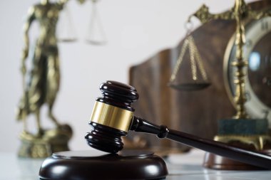 Bulanık arka planda büyük hakimin ahşap tokonu