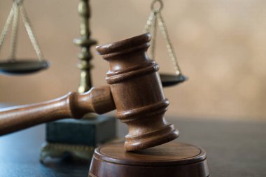 Bulanık arka planda büyük hakimin ahşap tokonu