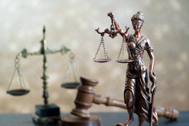 Bulanık arka plan üzerinde kör tanrıça Themis heykeli