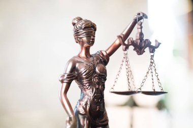 Bulanık arka plan üzerinde kör tanrıça Themis heykeli