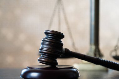 Bulanık arka planda büyük hakimin ahşap tokonu