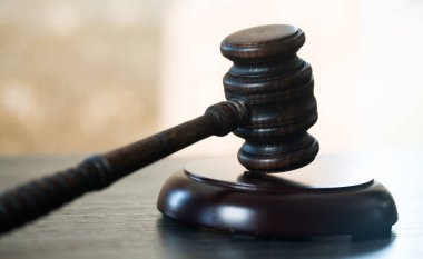 Bulanık arka planda büyük hakimin ahşap tokonu