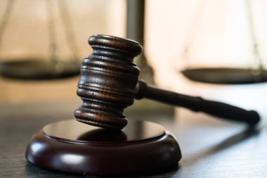 Bulanık arka planda büyük hakimin ahşap tokonu