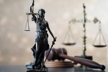 Bulanık arka plan üzerinde kör tanrıça Themis heykeli