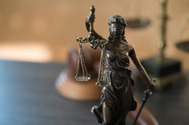 Bulanık arka plan üzerinde kör tanrıça Themis heykeli