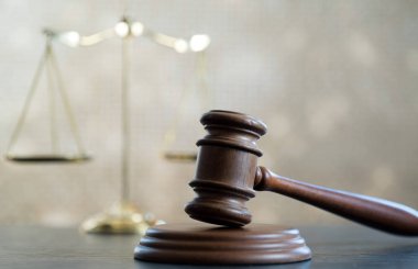 Bulanık arka planda büyük hakimin ahşap tokonu