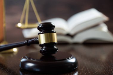 Bulanık arka planda büyük hakimin ahşap tokonu