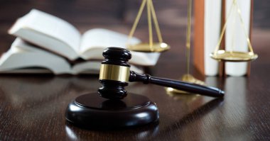 Bulanık arka planda büyük hakimin ahşap tokonu