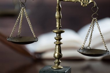 Bulanık arka planda izole edilmiş Themis ölçekleri