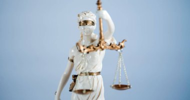 Bulanık arka plan üzerinde kör tanrıça Themis heykeli