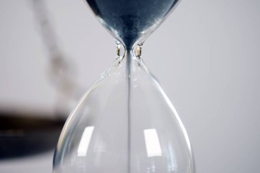 Işık arka planda kum saati kapatma