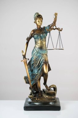 Bulanık arka plan üzerinde kör tanrıça Themis heykeli