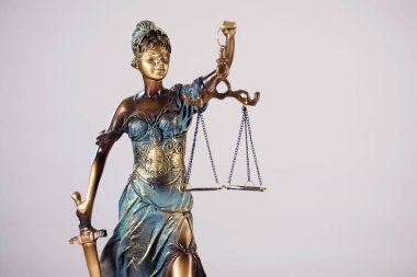 Bulanık arka plan üzerinde kör tanrıça Themis heykeli