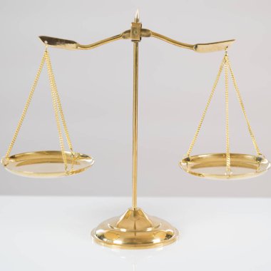 Bulanık arka planda izole edilmiş Themis ölçekleri